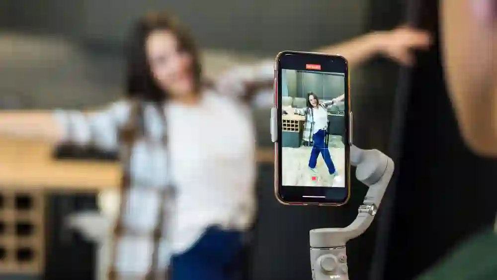 Cara Membuat Video Iklan Produk Fashion Wanita yang Stop-Scroll di TikTok